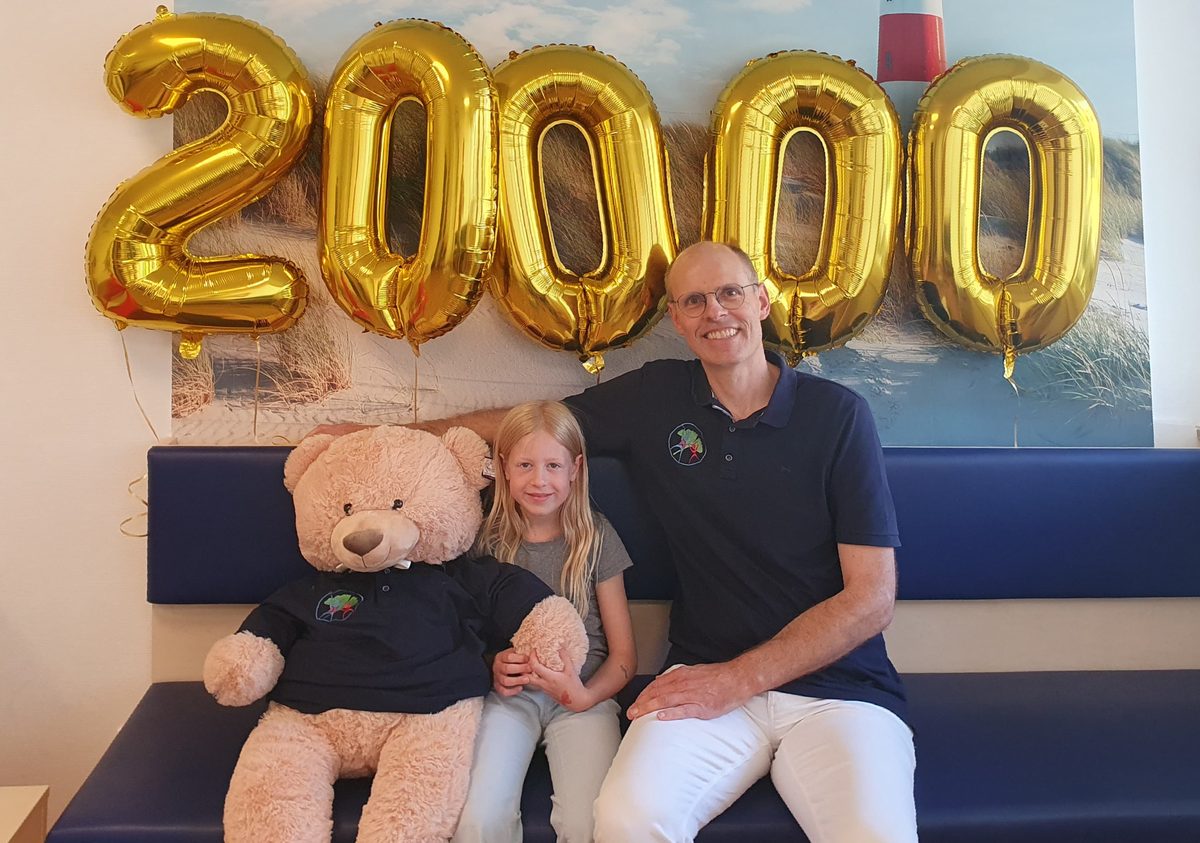 Emily, unsere 20.000. Neu-Patientin, mit Teddybär und Dr. Dunckelmann